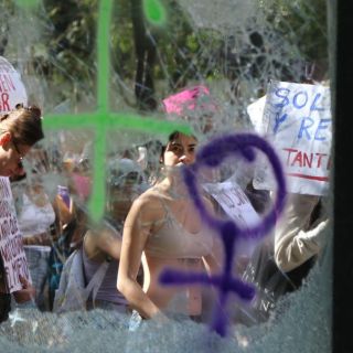 ¿Por qué algunas mujeres destruyen cosas durante las protestas del 8M?