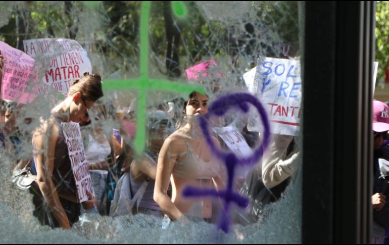 8M: La destrucción de objetos en la vía púbica, durante el paso del contingente mujeres, también forma parte de la expresión de inconformidad por los abusos y la demanda por los derechos. SUN / ARCHIVO