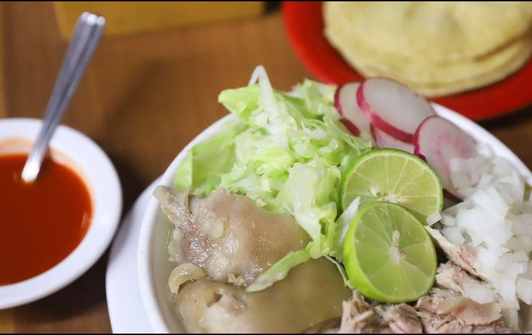 El pozole se prepara con carne de cerdo (principalmente con cabeza) y caldo de maíz cacahuazintle. EL INFORMADOR/ ARCHIVO.