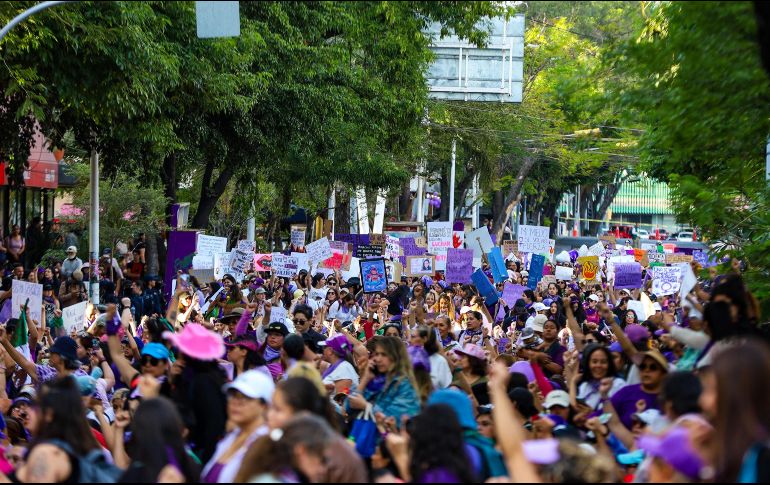 Con múltiples consignas y exigencias para ponerle un alto a las violencias, la protesta se llevó a cabo desde la Rotonda de los Jaliscienses Ilustres, pasando por avenida Vallarta hacia la Glorieta de las y los desaparecidos. EL INFORMADOR / A. Navarro