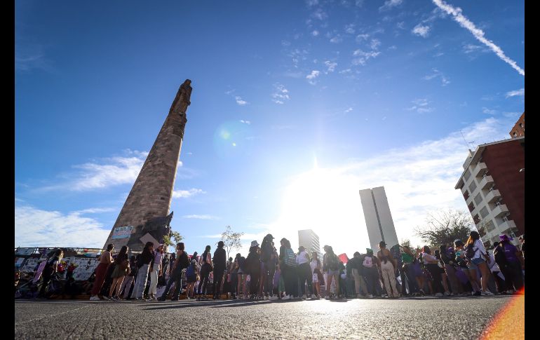Durante la protesta, niñas, jóvenes y mujeres adultas se manifestaron con consignas como ““¡señor, señora, no sea indiferente, se mata a las mujeres delante de la gente!”. EL INFORMADOR/ H. Figueroa.