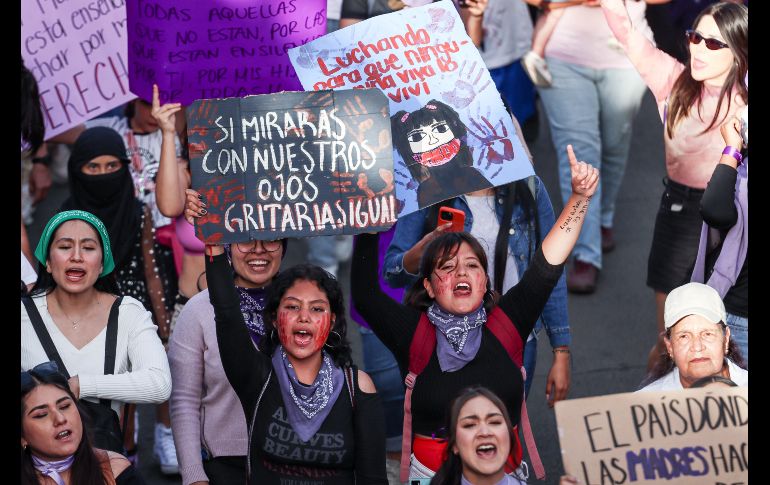 Durante la protesta, niñas, jóvenes y mujeres adultas se manifestaron con consignas como ““¡señor, señora, no sea indiferente, se mata a las mujeres delante de la gente!”. EL INFORMADOR/ H. Figueroa.