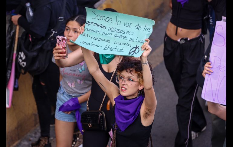 Durante la protesta, niñas, jóvenes y mujeres adultas se manifestaron con consignas como ““¡señor, señora, no sea indiferente, se mata a las mujeres delante de la gente!”. EL INFORMADOR/ H. Figueroa.