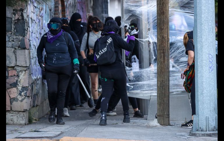 Durante la protesta, niñas, jóvenes y mujeres adultas se manifestaron con consignas como ““¡señor, señora, no sea indiferente, se mata a las mujeres delante de la gente!”. EL INFORMADOR/ H. Figueroa.