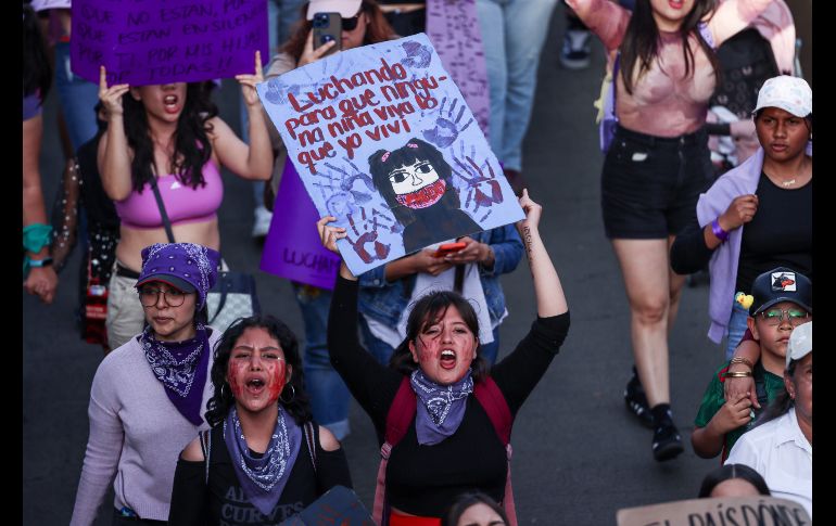 Durante la protesta, niñas, jóvenes y mujeres adultas se manifestaron con consignas como ““¡señor, señora, no sea indiferente, se mata a las mujeres delante de la gente!”. EL INFORMADOR/ H. Figueroa.