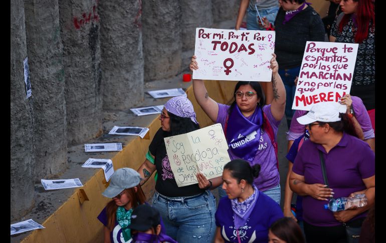 Durante la protesta, niñas, jóvenes y mujeres adultas se manifestaron con consignas como ““¡señor, señora, no sea indiferente, se mata a las mujeres delante de la gente!”. EL INFORMADOR/ H. Figueroa.