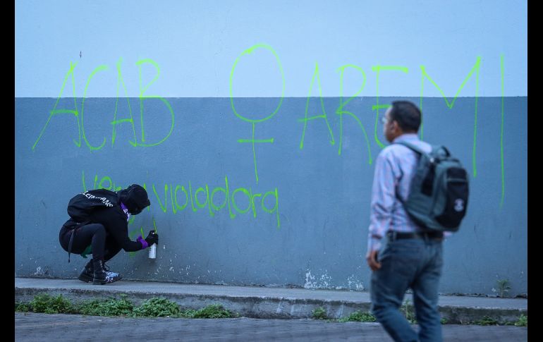Durante la protesta, niñas, jóvenes y mujeres adultas se manifestaron con consignas como ““¡señor, señora, no sea indiferente, se mata a las mujeres delante de la gente!”. EL INFORMADOR/ H. Figueroa.