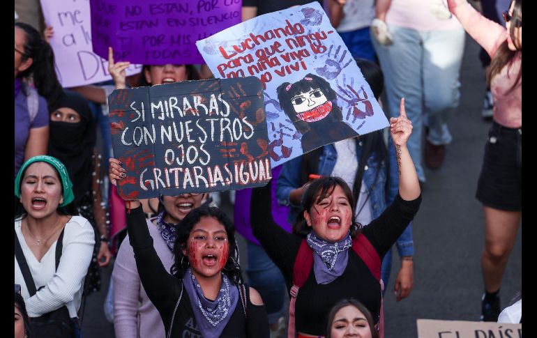 Durante la protesta, niñas, jóvenes y mujeres adultas se manifestaron con consignas como ““¡señor, señora, no sea indiferente, se mata a las mujeres delante de la gente!”. EL INFORMADOR/ H. Figueroa.