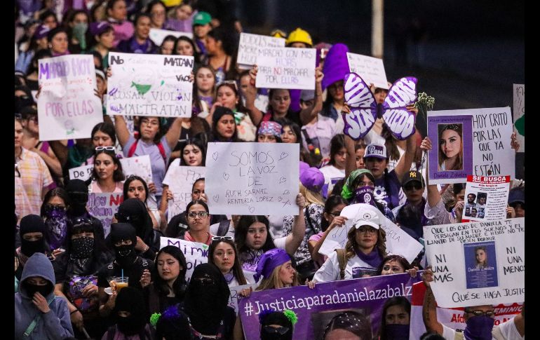 Durante la protesta, niñas, jóvenes y mujeres adultas se manifestaron con consignas como ““¡señor, señora, no sea indiferente, se mata a las mujeres delante de la gente!”. EL INFORMADOR/ H. Figueroa.