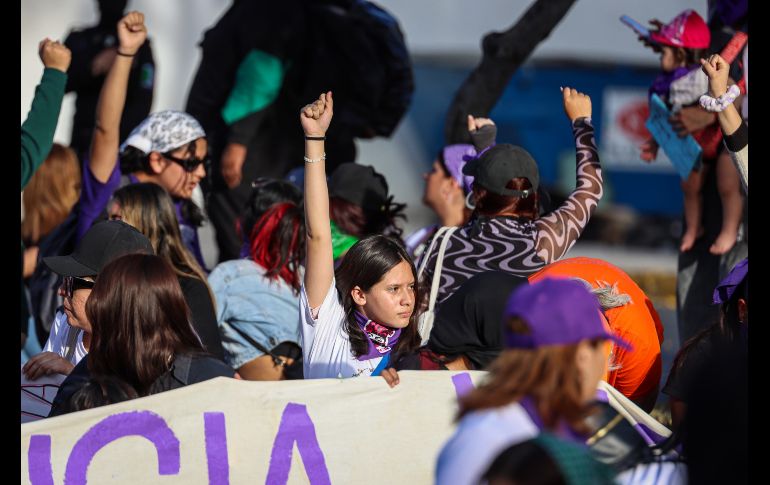 Durante la protesta, niñas, jóvenes y mujeres adultas se manifestaron con consignas como ““¡señor, señora, no sea indiferente, se mata a las mujeres delante de la gente!”. EL INFORMADOR/ H. Figueroa.