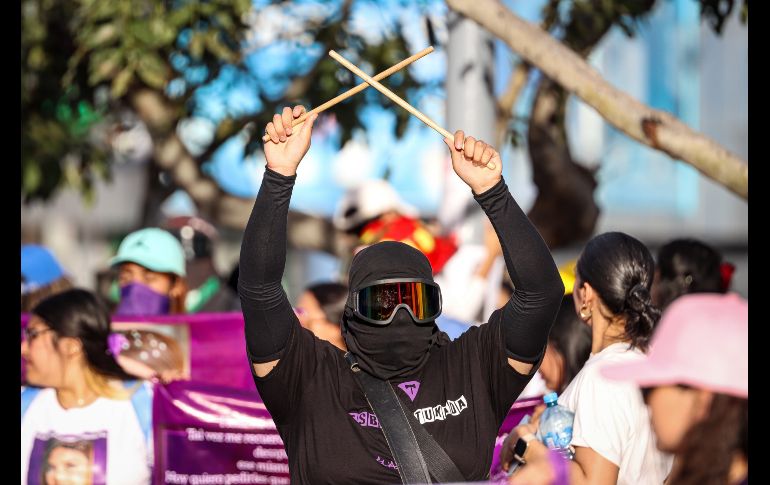 Durante la protesta, niñas, jóvenes y mujeres adultas se manifestaron con consignas como ““¡señor, señora, no sea indiferente, se mata a las mujeres delante de la gente!”. EL INFORMADOR/ H. Figueroa.