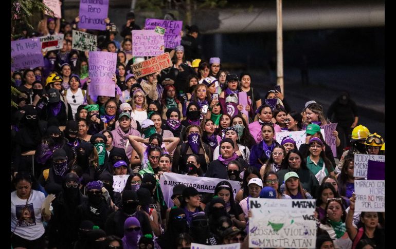 Durante la protesta, niñas, jóvenes y mujeres adultas se manifestaron con consignas como ““¡señor, señora, no sea indiferente, se mata a las mujeres delante de la gente!”. EL INFORMADOR/ H. Figueroa.