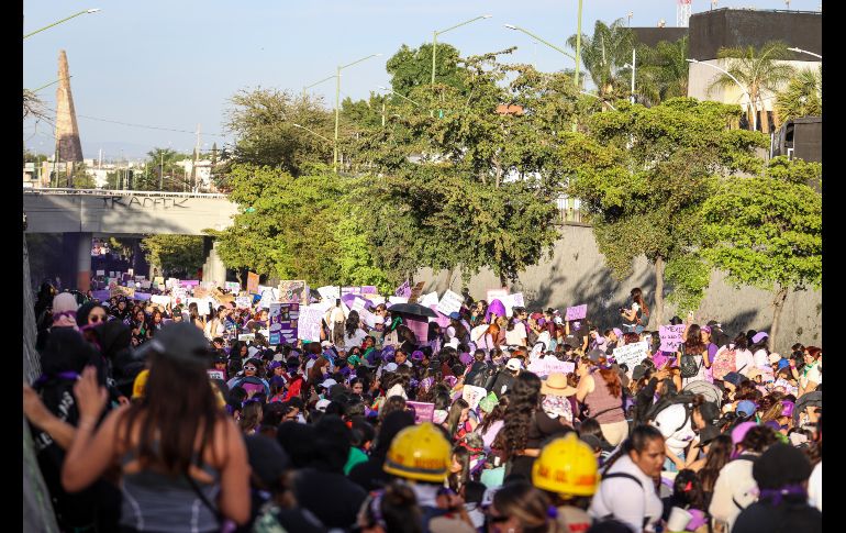 Durante la protesta, niñas, jóvenes y mujeres adultas se manifestaron con consignas como ““¡señor, señora, no sea indiferente, se mata a las mujeres delante de la gente!”. EL INFORMADOR/ H. Figueroa.
