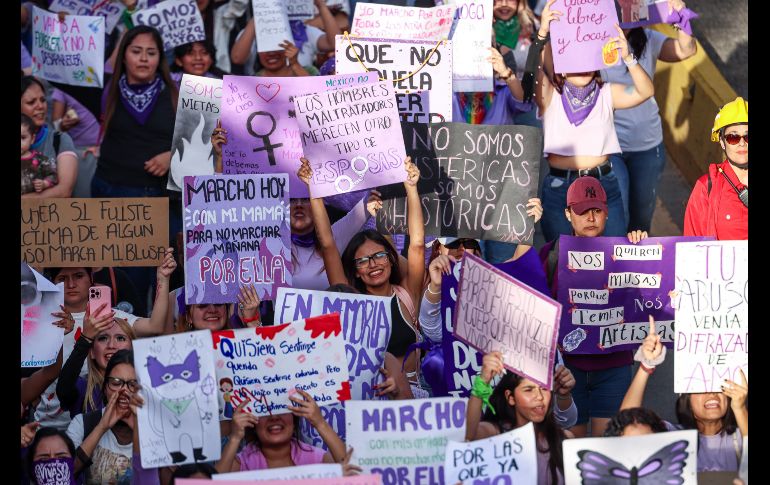 Durante la protesta, niñas, jóvenes y mujeres adultas se manifestaron con consignas como ““¡señor, señora, no sea indiferente, se mata a las mujeres delante de la gente!”. EL INFORMADOR/ H. Figueroa.