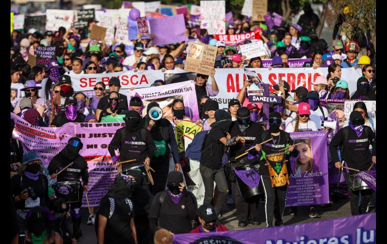 Durante la protesta, niñas, jóvenes y mujeres adultas se manifestaron con consignas como ““¡señor, señora, no sea indiferente, se mata a las mujeres delante de la gente!”. EL INFORMADOR/ H. Figueroa.
