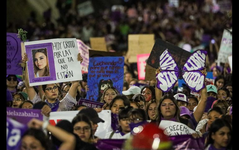 Durante la protesta, niñas, jóvenes y mujeres adultas se manifestaron con consignas como ““¡señor, señora, no sea indiferente, se mata a las mujeres delante de la gente!”. EL INFORMADOR/ H. Figueroa.