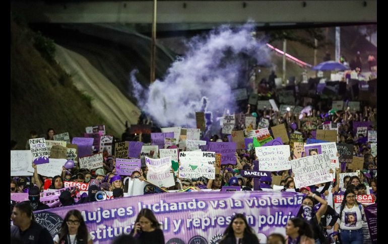 Durante la protesta, niñas, jóvenes y mujeres adultas se manifestaron con consignas como ““¡señor, señora, no sea indiferente, se mata a las mujeres delante de la gente!”. EL INFORMADOR/ H. Figueroa.