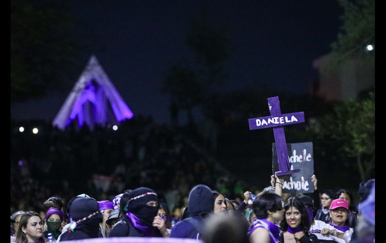 Durante la protesta, niñas, jóvenes y mujeres adultas se manifestaron con consignas como ““¡señor, señora, no sea indiferente, se mata a las mujeres delante de la gente!”. EL INFORMADOR/ H. Figueroa.