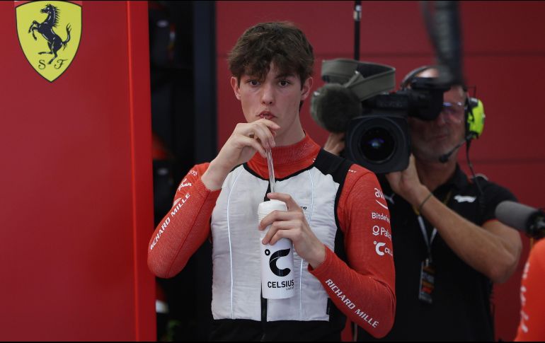 Con 18 años, 10 meses y un día, Bearman suplirá a Carlos Sainz hoy en el GP de Arabia Saudita. EFE/A. Haider