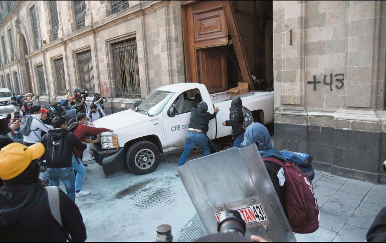 El pasado jueves, manifestantes del caso Ayotzinapa derribaron una puerta de ingreso a Palacio Nacional. EL UNIVERSAL