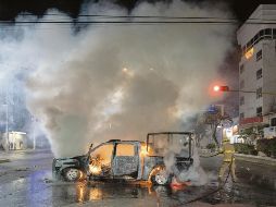 Luego de conocerse el deceso del estudiante, manifestantes incendiaron una camioneta de la Policía Estatal de Guerrero. AFP