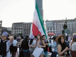 Tras no estar presente la Bandera Monumental, fue elaborada una por las manos de las manifestantes. EL UNIVERSAL