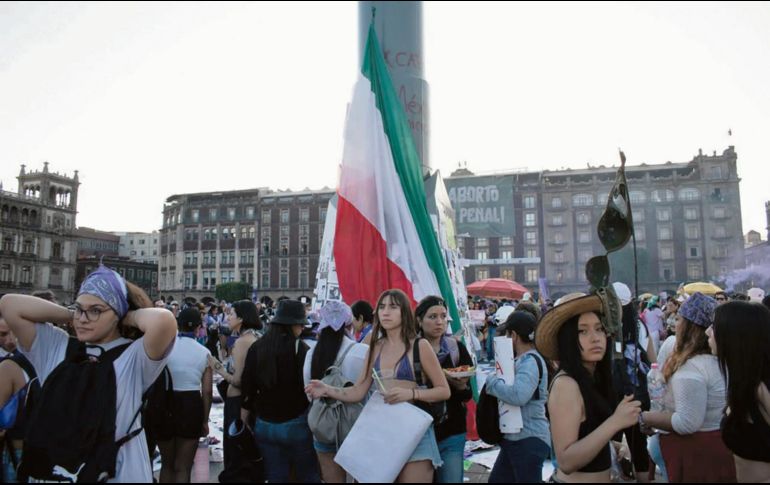Tras no estar presente la Bandera Monumental, fue elaborada una por las manos de las manifestantes. EL UNIVERSAL