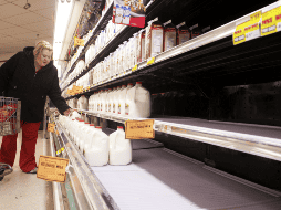 Si eres de las personas que consumen leche descremada, tal vez sea más conveniente que puedas inclinarte por batidos de proteínas, leche semidescremada, yogur natural y leches vegetales. AP / ARCHIVO