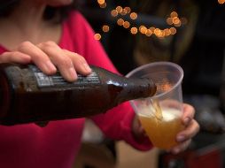 La recomendación es la de siempre leer el contenido del medicamento para conocer qué ingredientes contiene, y además, consultar al médico sobre la manera en que alcohol y medicina pueden interactuar. NTX / ARCHIVO