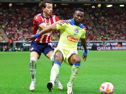 El pasado miércoles las Chivas y el América se midieron en la Copa de Campeones de la Concacaf, y ahí el atacante del América fue víctima de las ofensas por parte de un sector de los aficionados. IMAGO7