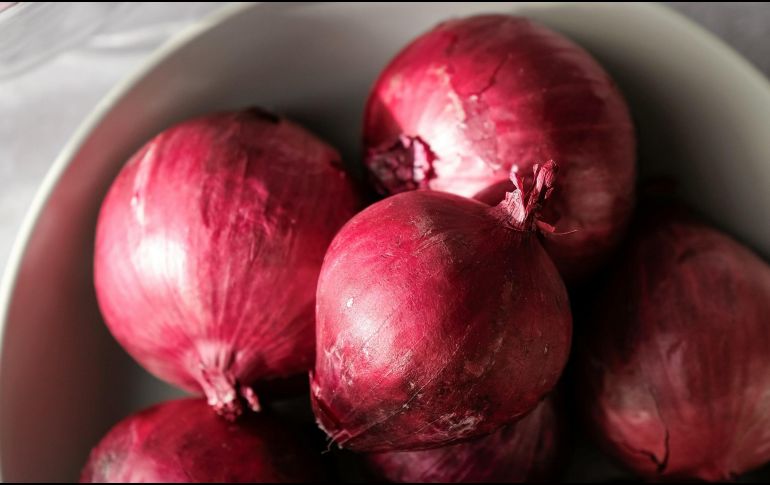 Este tipo de cebolla suele llamar la atención de muchos, debido a su color tan característico. ESPECIAL / Foto de Jeff Siepman en Unsplash