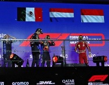 Max Verstappen compartió el podio con el mexicano Sergio Pérez y el monegasco Charles Leclerc. EFE / A. Haider