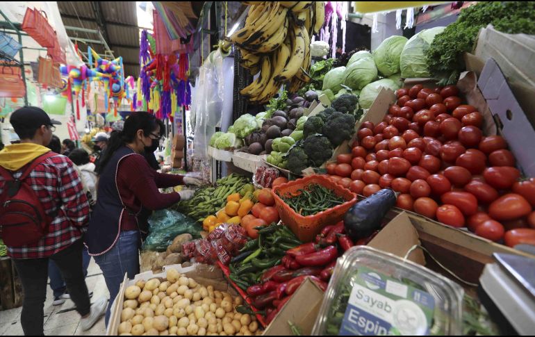 Recuerda evitar los jugos de tomate envasados, que pueden contener altos niveles de sal y azúcar, y optar por preparar tu propia versión en casa con frutas y verduras naturales. SUN / ARCHIVO