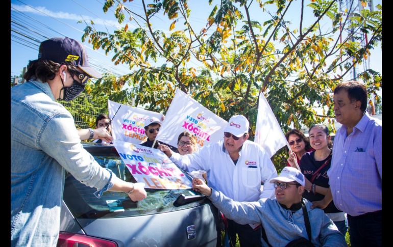 La activación que realizaron los diversos equipos de “Confío en México” este sábado se concentró en los cruceros de Avenida Aviación y Santa Margarita. CORTESÍA.