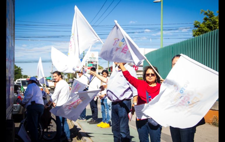 La activación que realizaron los diversos equipos de “Confío en México” este sábado se concentró en los cruceros de Avenida Aviación y Santa Margarita. CORTESÍA.