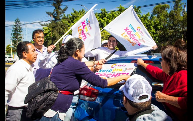 La activación que realizaron los diversos equipos de “Confío en México” este sábado se concentró en los cruceros de Avenida Aviación y Santa Margarita. CORTESÍA.