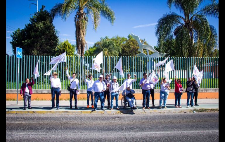 La activación que realizaron los diversos equipos de “Confío en México” este sábado se concentró en los cruceros de Avenida Aviación y Santa Margarita. CORTESÍA.
