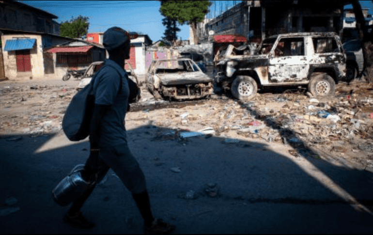La ciudad amaneció entre casquillos de bala y vehículos calcinados después de lo vivido la noche del viernes. EFE
