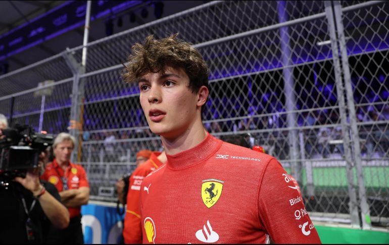 El joven piloto de la escudería Ferrari cautivó a los aficionados tras su actuación en las calles de Yeda luego de reemplazar a Sainz. EFE/A. Haider