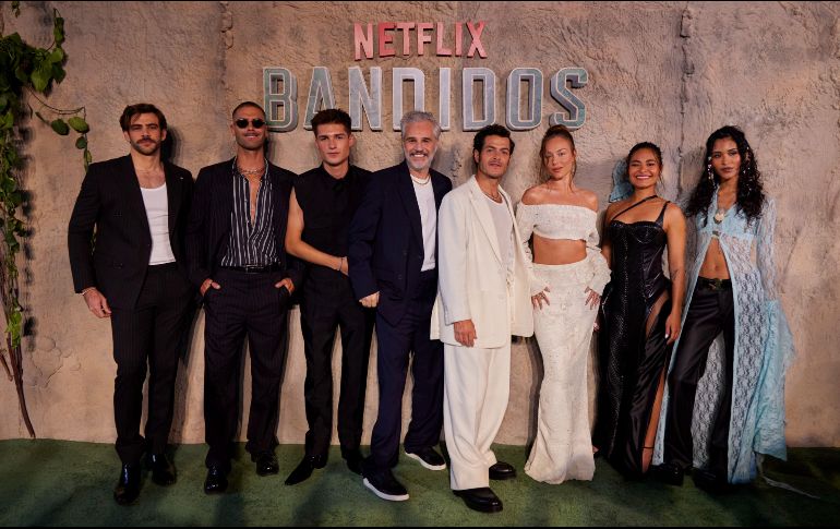 El elenco hizo brillar la alfombra jade en la Ciudad de México. ESPECIAL/NETFLIX.