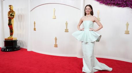 Emma Stone en la alfombra roja de los Premios Oscar 2024. AP/ Jordan Strauss