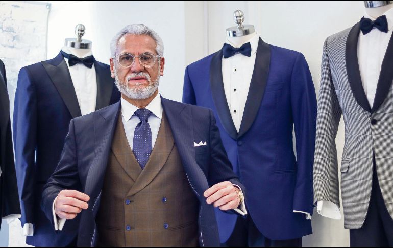 Rodolfo de Paul, el directivo modela uno de sus trajes. EL INFORMADOR/ H. Figueroa