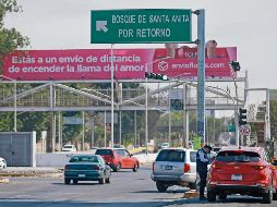 Un agente vial se encuentra tomando datos de un conductor antes del cruce de un semáforo. EL INFORMADOR/ Archivo
