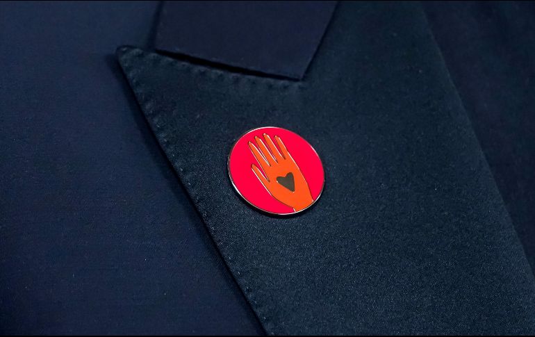 Este pin apareció en varios atuendos de celebridades asistentes a la ceremonia de los Óscar, ¿aabes qué significa?EFE / KYLE GRILLOT