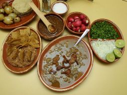 La carne en su jugo es un platillo elaborado con carne de res macerada en jugo de limón, salsa de soya y consomé de pollo, que se fríe con tocino y cebolla, y se sirve con caldo de frijoles, cilantro picado y tortillas. EL INFORMADOR / ARCHIVO