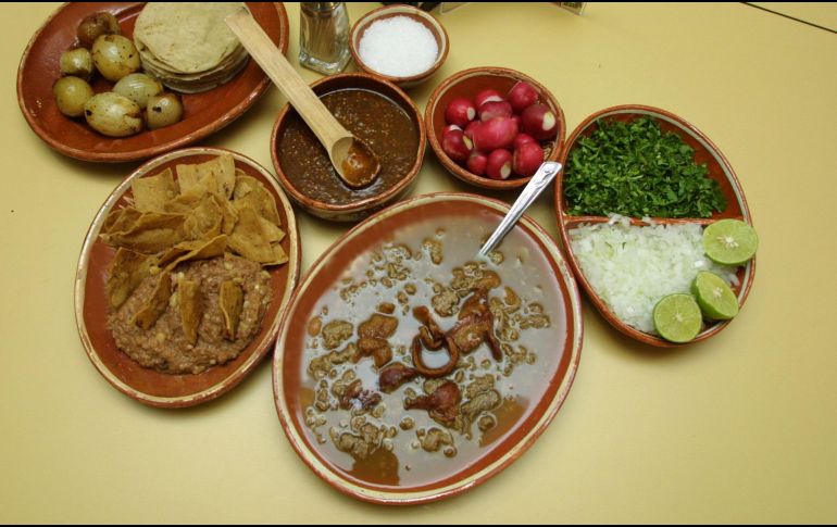 La carne en su jugo es un platillo elaborado con carne de res macerada en jugo de limón, salsa de soya y consomé de pollo, que se fríe con tocino y cebolla, y se sirve con caldo de frijoles, cilantro picado y tortillas. EL INFORMADOR / ARCHIVO