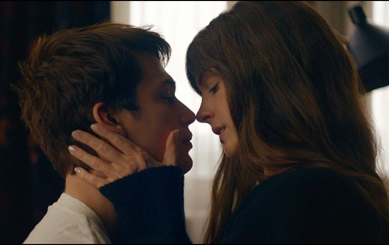 La nueva película de Anne Hathaway narra el romance entre una mujer de 40 años y un artista global de 24. ESPECIAL / AMAZON PRIME VIDEO