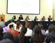 Claudia Delgadillo y Laura Haro en la firma de los compromisos por un proceso electoral libre de Violencia Política contra las Mujeres en Razón de Género. CORTESÍA/IEPC