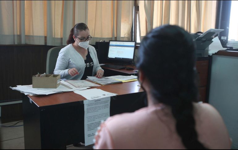 La brecha salarial se conjuga con otras dificultades laborales para las mujeres, como trabajos más precarios y discriminación incluso para obtener un empleo o ascender en él. EL INFORMADOR/Archivo