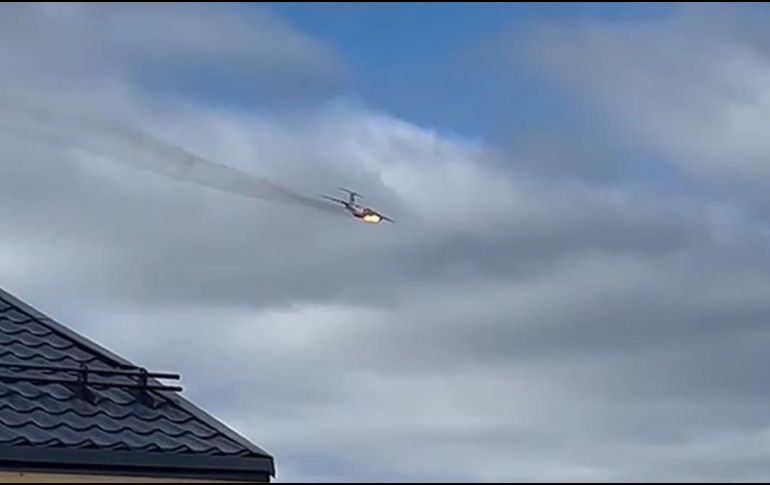 La aeronave Il-76, con ocho tripulantes y siete pasajeros a bordo, se estrelló en la región de Ivanovo, señaló el ministerio, que no aclaró si había sobrevivientes. ESPECIAL / AP